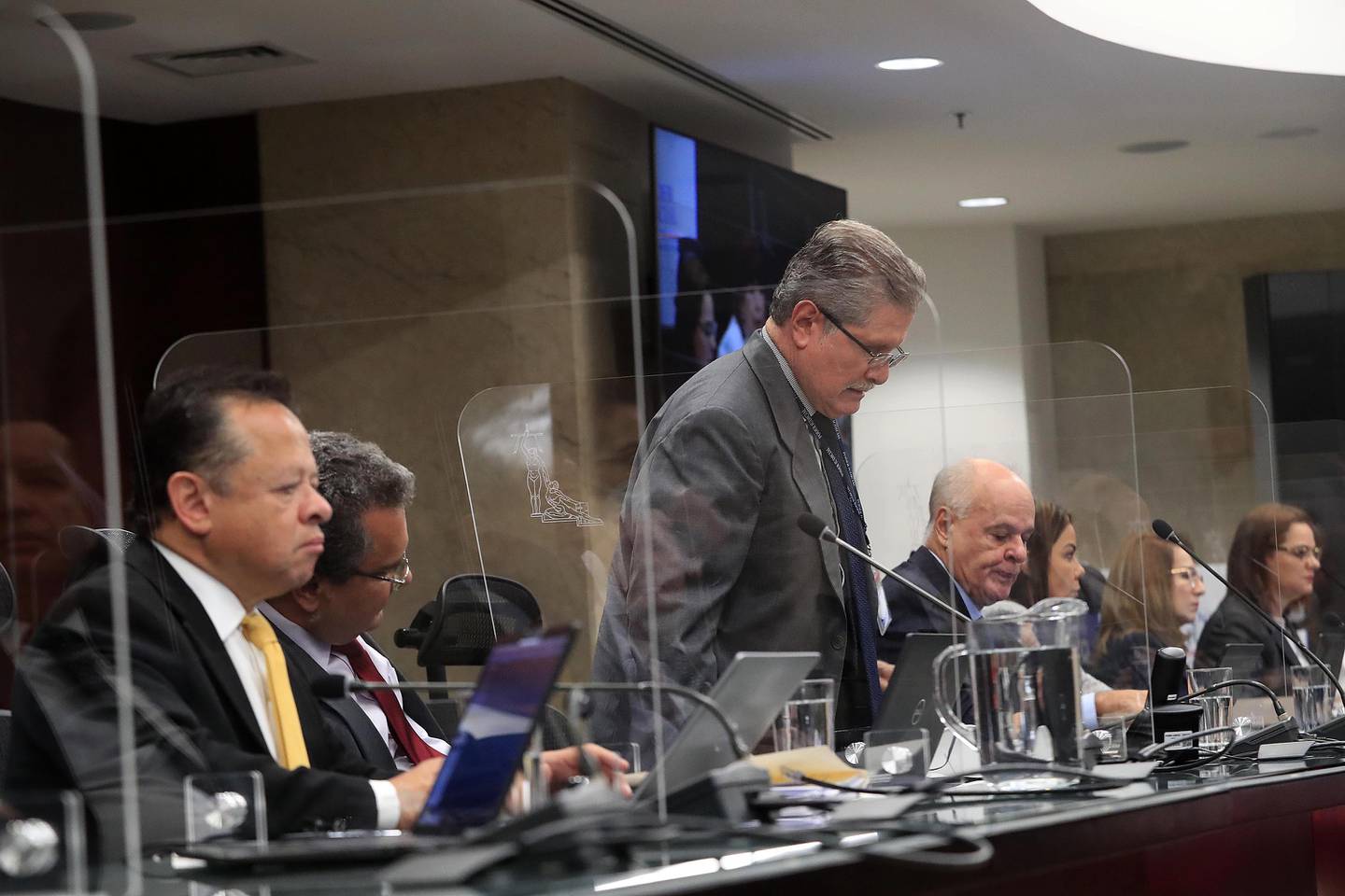 Personas sentadas en una mesa
Descripción generada automáticamente con confianza media